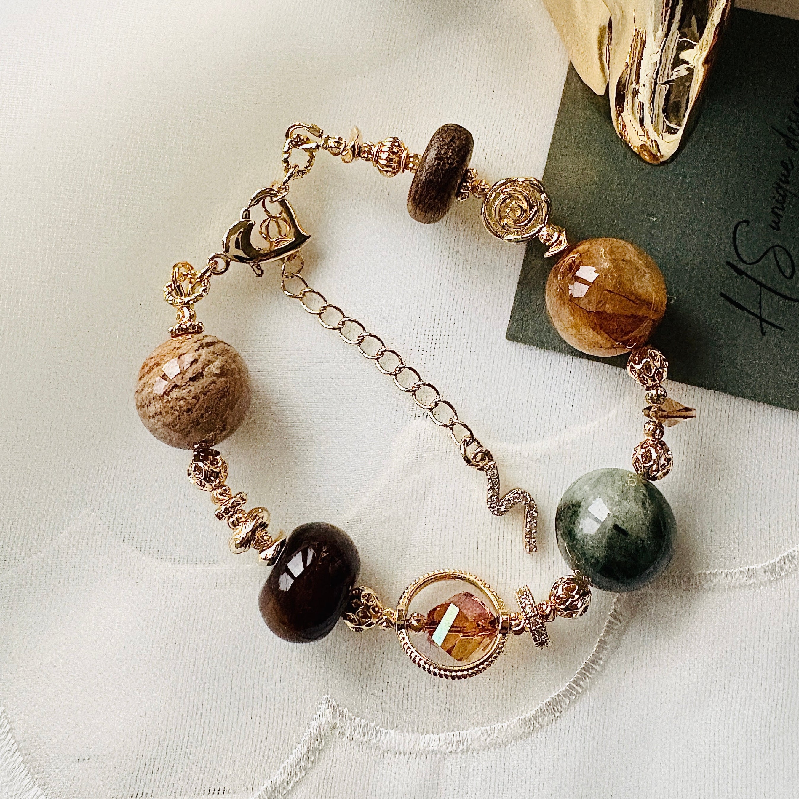 千層幽靈Ｉ沉香Ｉ奧地利水晶Ｉ印度瑪瑙Ｉ兔毛綠發石Ｉ閃靈鑽Ｉ施華洛世奇水晶（龍蝦Ｓ字母鋯石釦 可改磁吸釦）