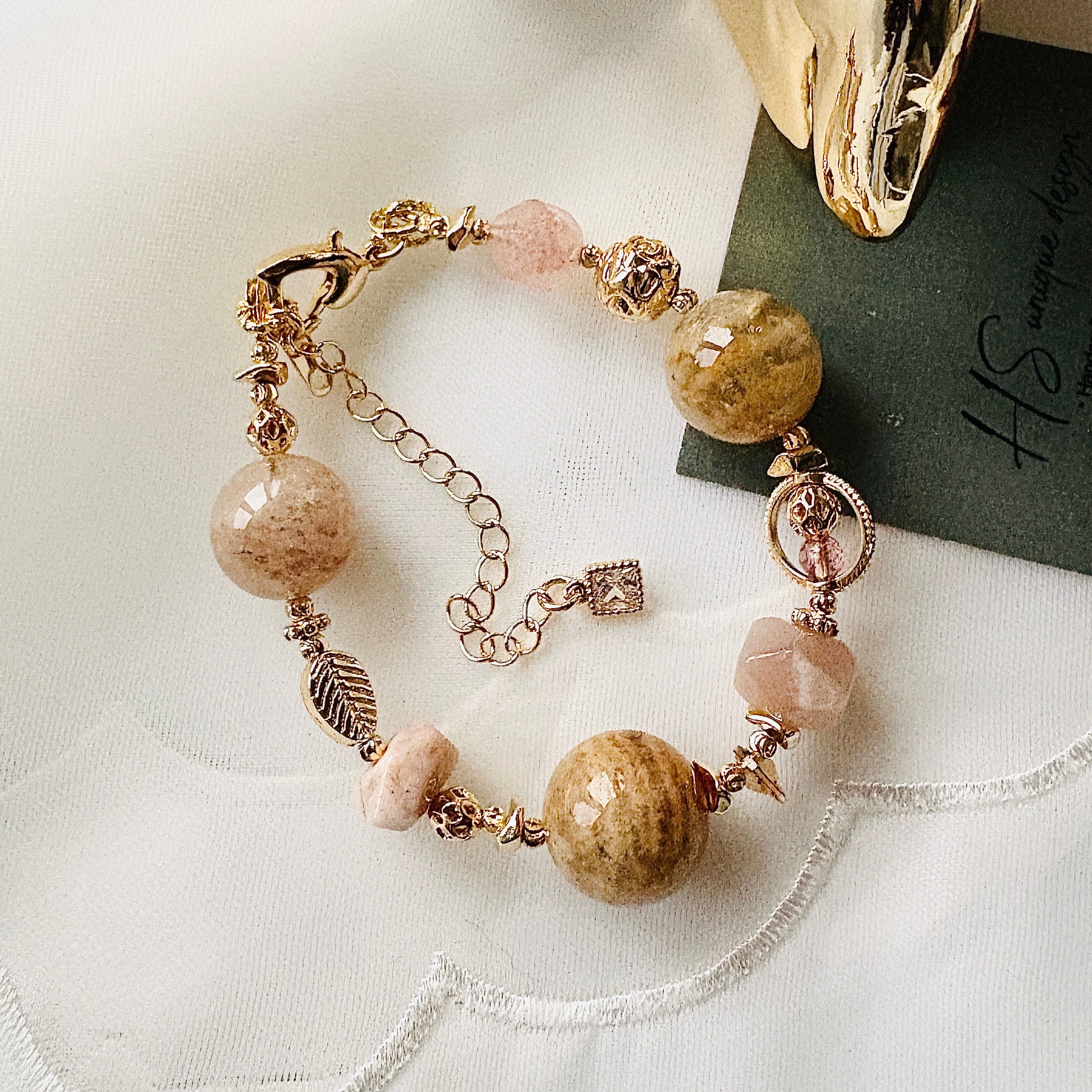 千層幽靈Ｉ太陽石Ｉ草莓晶Ｉ施華洛世奇水晶（龍蝦鋯石釦 可改磁吸釦）